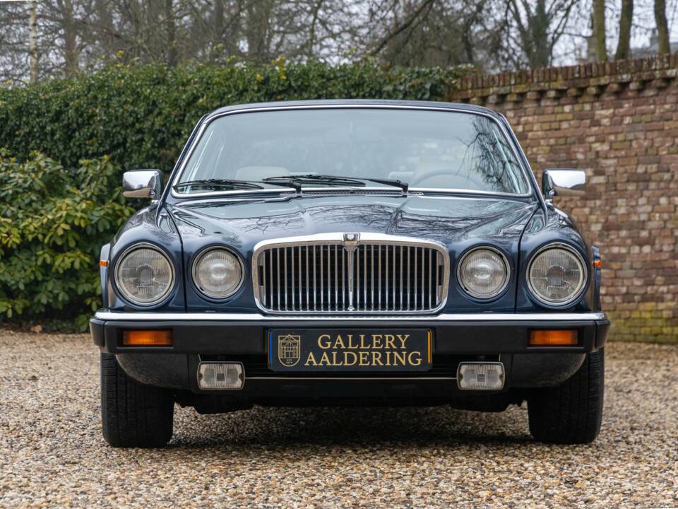 Image 22/50 of Jaguar XJ 12 (1987)