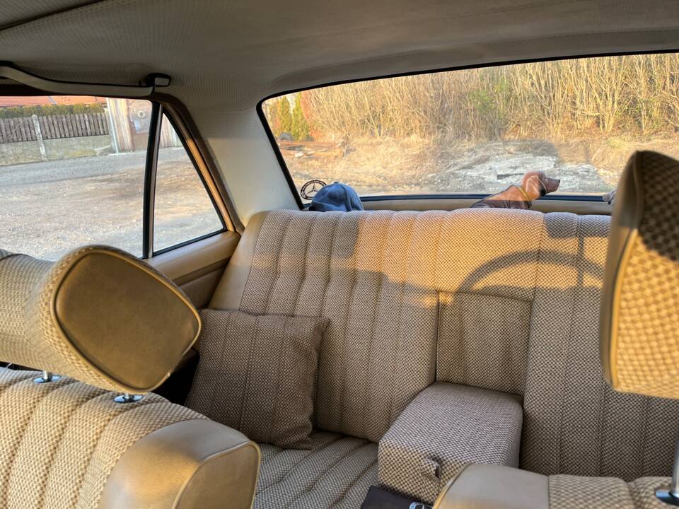 Bild 5/8 von Mercedes-Benz 200 (1975)