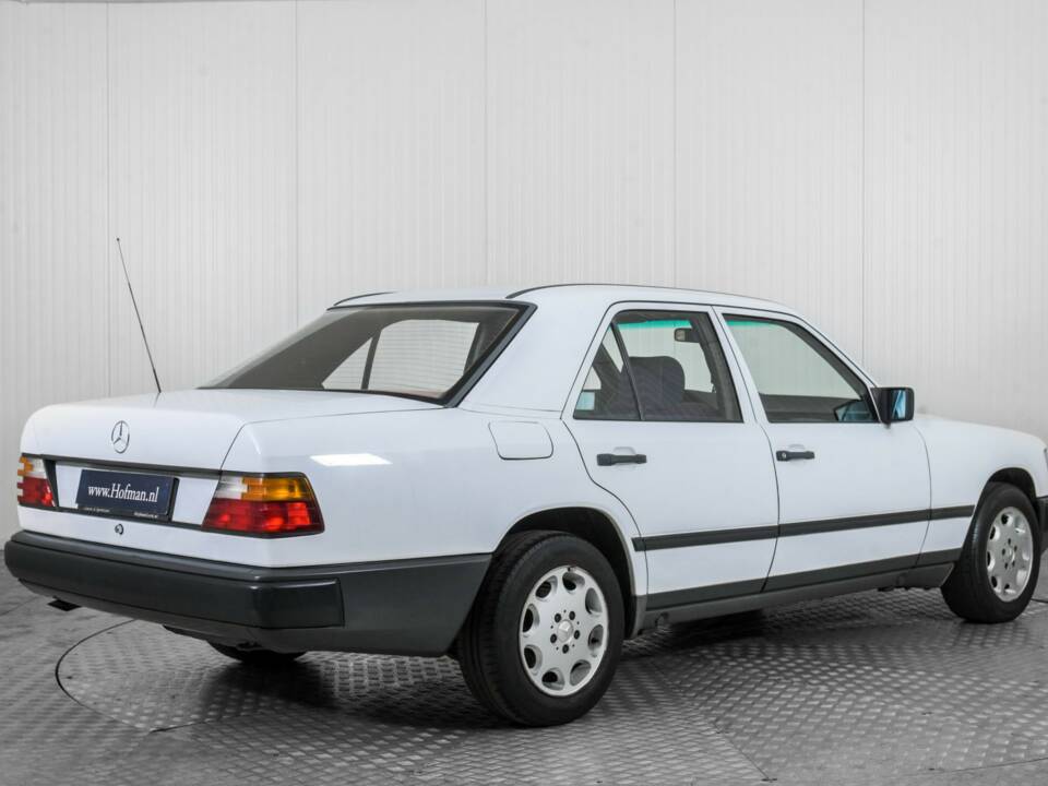 Image 2/50 of Mercedes-Benz 200 (1986)