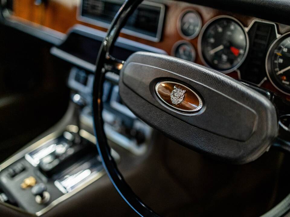 Image 41/50 de Jaguar XJ 6 C 4.2 (1975)