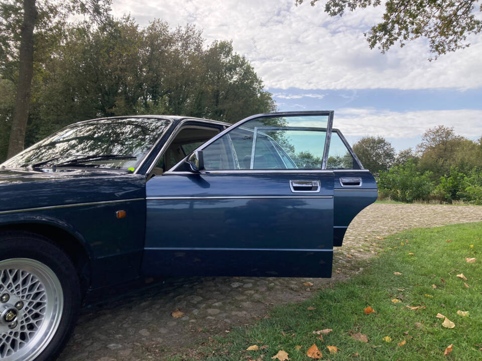 Image 10/37 de Jaguar XJ12 6.0 (1993)