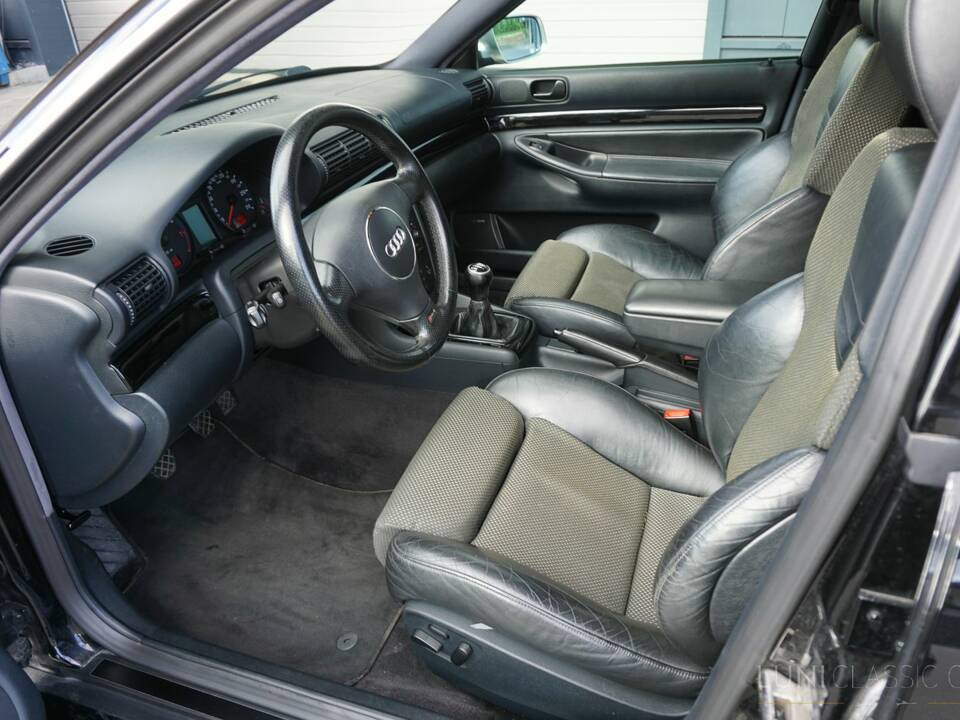 Image 29/41 of Audi RS4 Avant (2000)