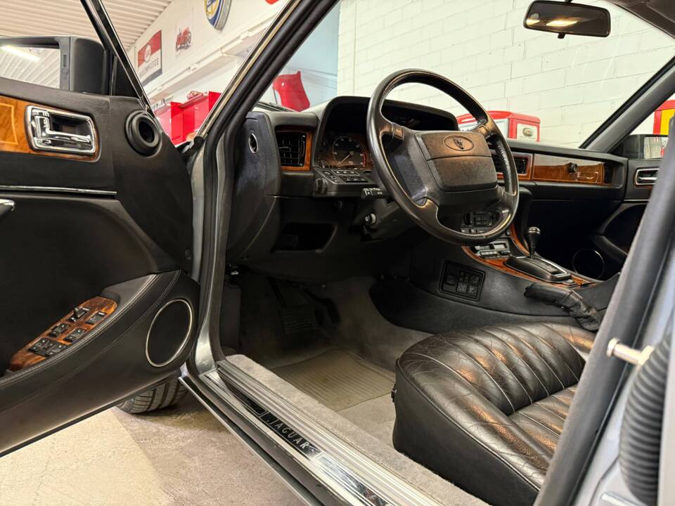 Image 7/19 of Jaguar XJ 40 4.0 (1993)