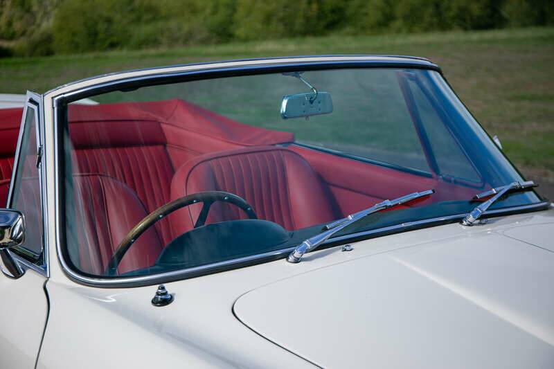 Image 20/38 of Aston Martin DB 6 Mk II Volante (1970)