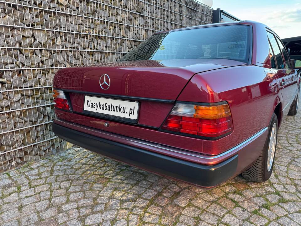 Immagine 43/75 di Mercedes-Benz 230 E (1992)