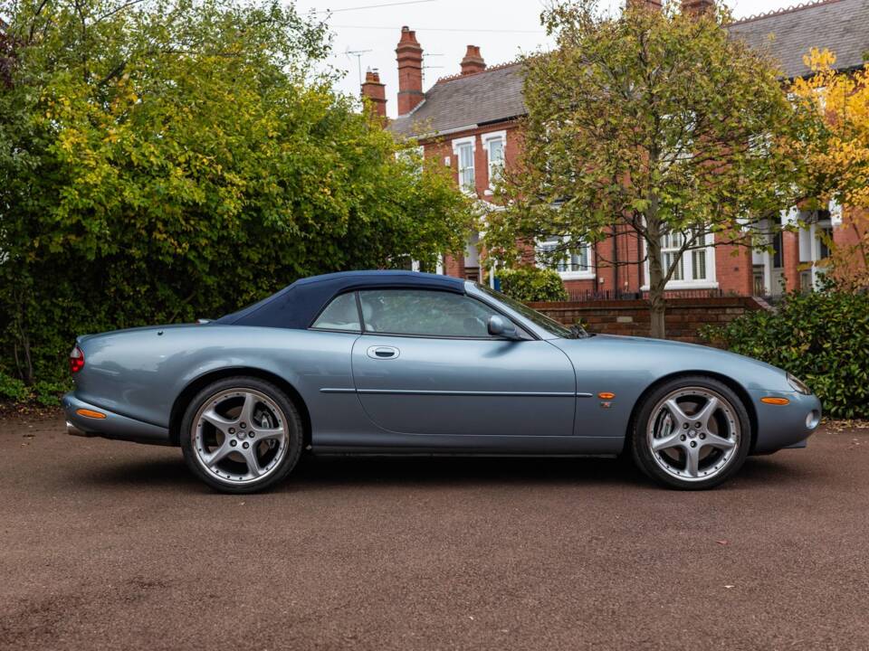 Image 8/8 de Jaguar XKR (2003)