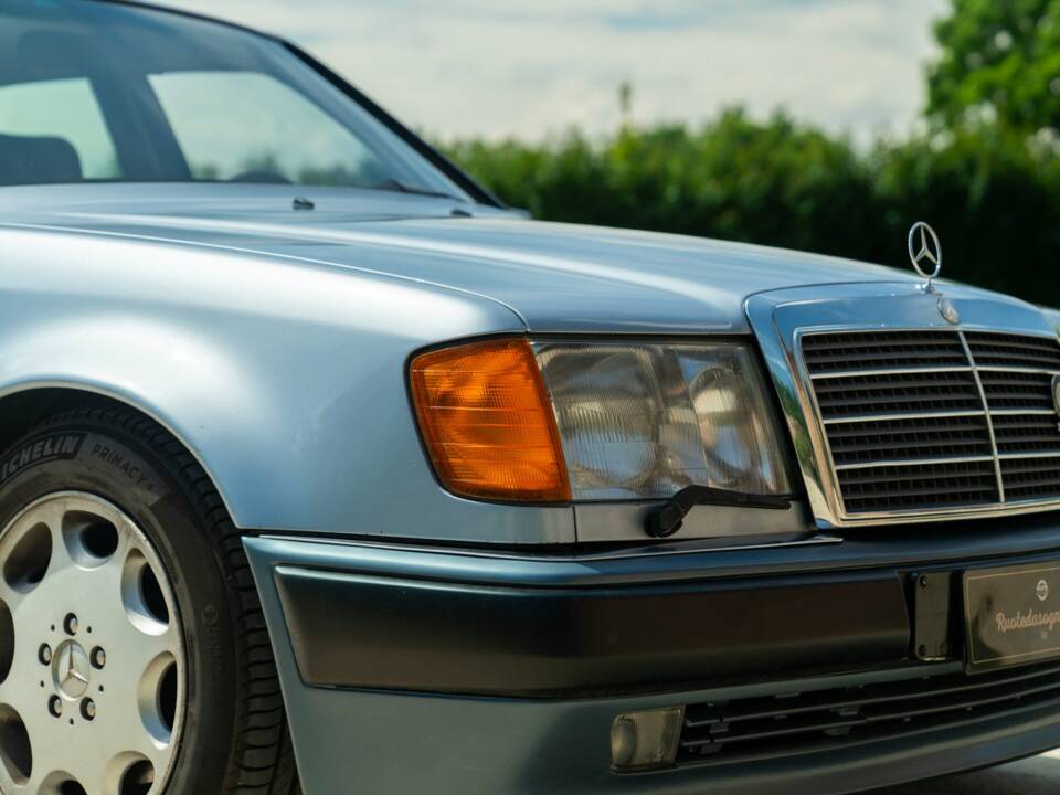 Image 16/50 of Mercedes-Benz 500 E (1992)