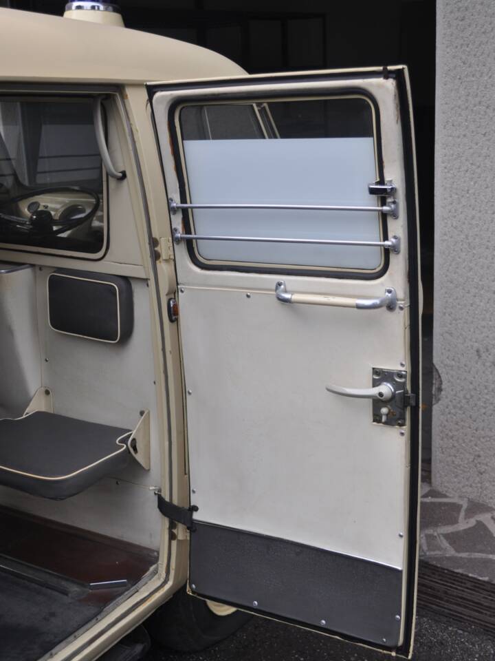 Image 8/31 of Volkswagen T1 minibus (1962)