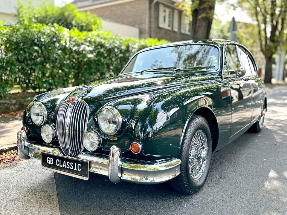 Image 2/22 of Jaguar Mk II 3.4 (1964)