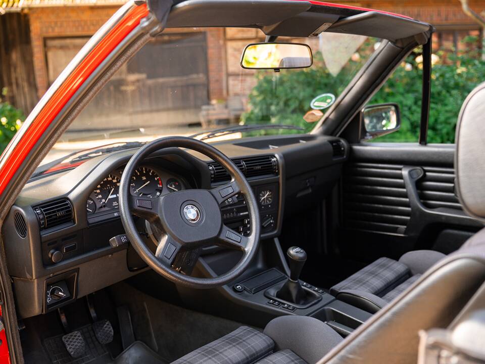 Immagine 18/33 di BMW 318i (1991)