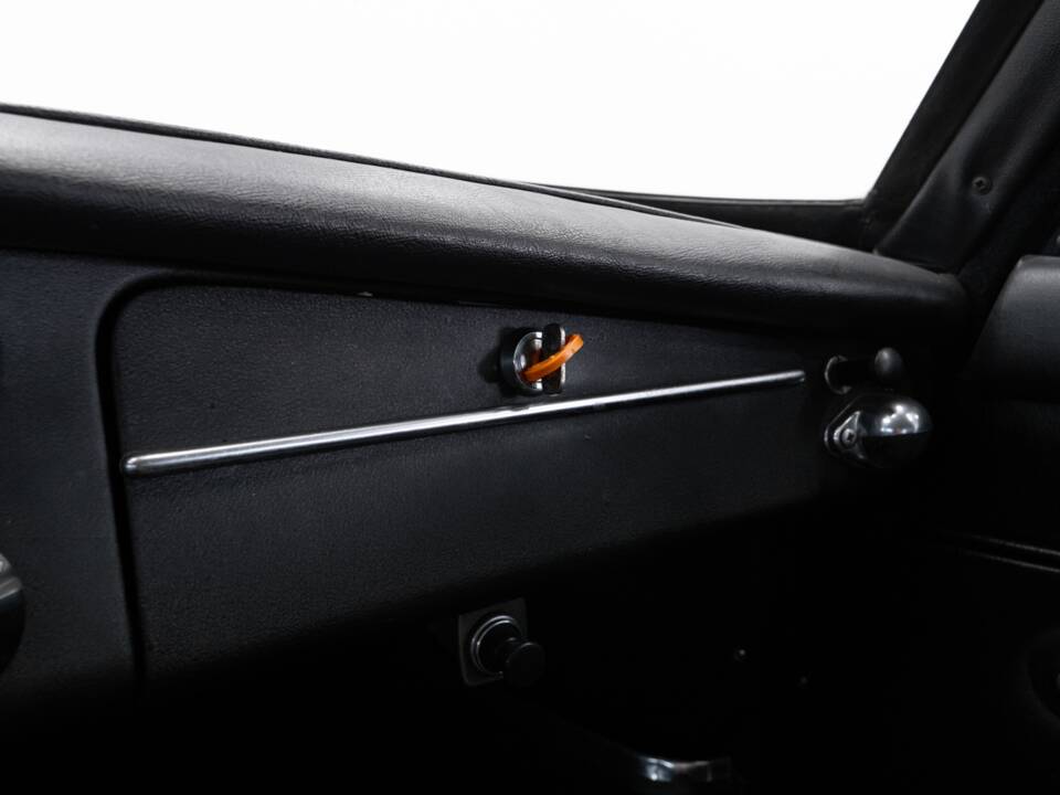 Bild 30/44 von MG MGB GT (1971)