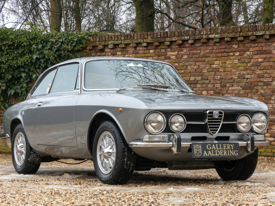 Image 15/50 de Alfa Romeo Giulia GT 1300 Junior (1972)