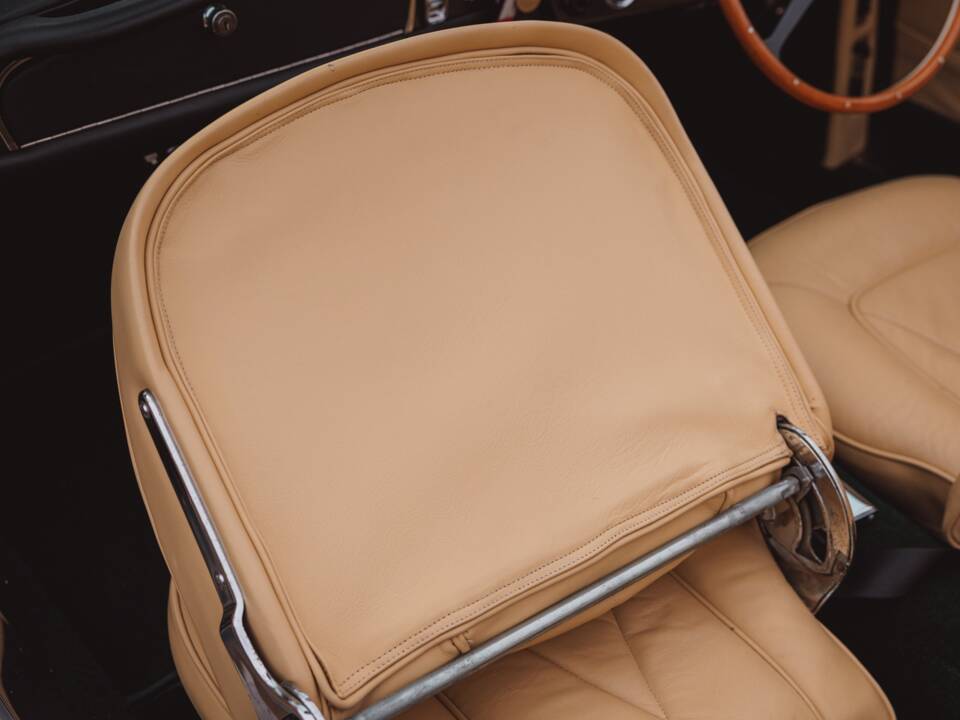 Image 93/99 of Aston Martin DB 6 Volante (1968)