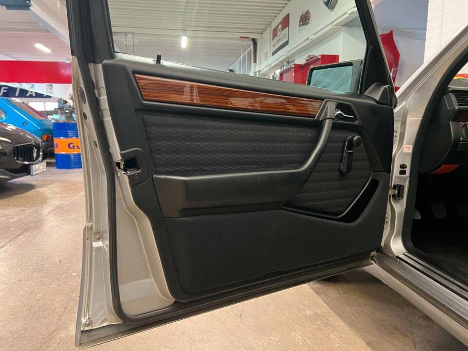 Image 6/18 de Mercedes-Benz E 200 (1993)