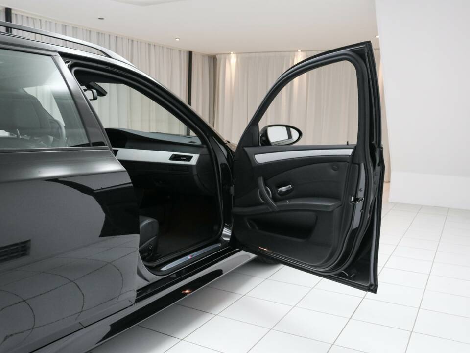 Bild 9/21 von BMW M5 Touring (2009)