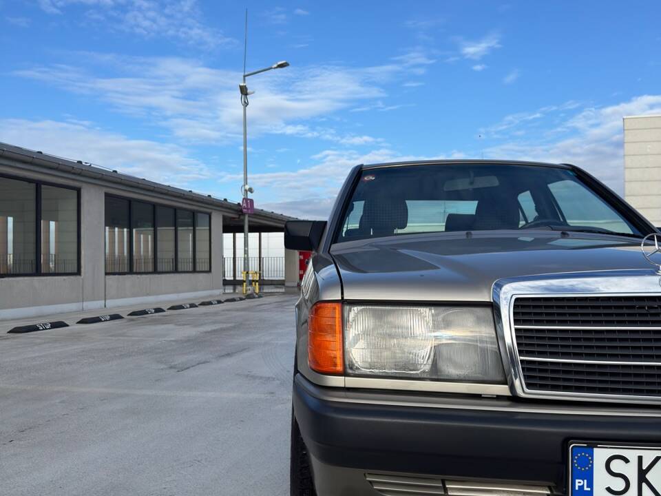 Immagine 5/39 di Mercedes-Benz 190 E 2.6 (1990)