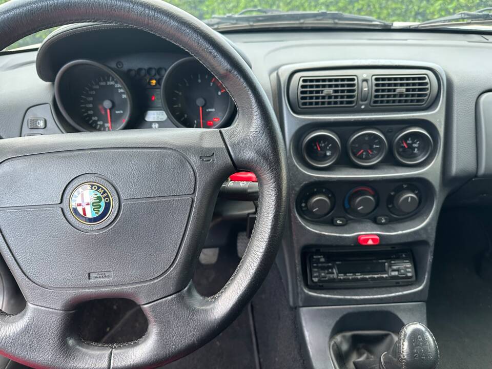 Immagine 13/19 di Alfa Romeo Spider 2.0 Twin Spark 16V (1995)