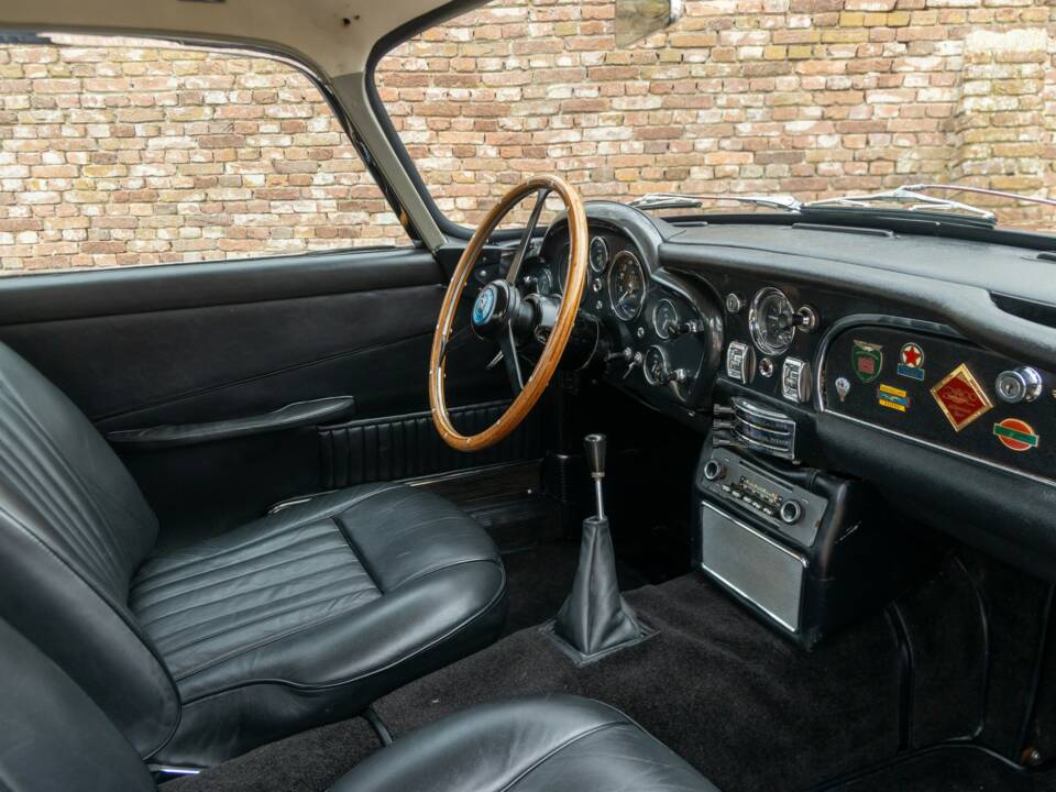 Image 13/50 de Aston Martin DB 5 Vantage (1965)