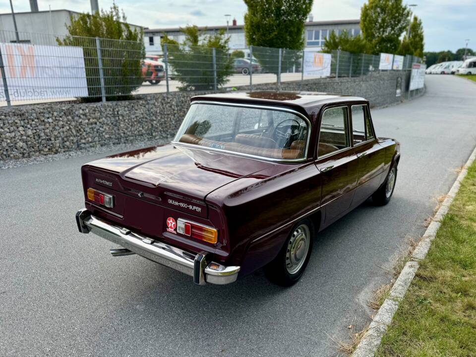 Image 8/24 of Alfa Romeo Giulia 1300 Super (1972)