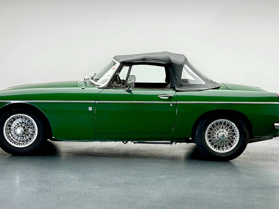 Image 2/14 of MG MGB (1976)