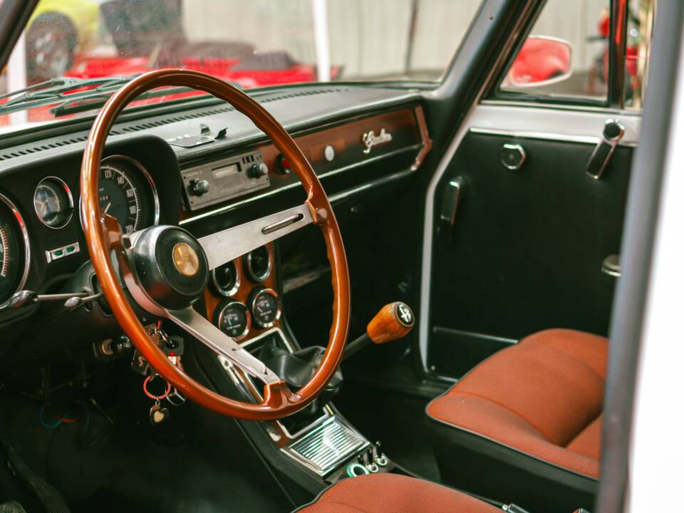 Bild 26/34 von Alfa Romeo Giulia Nuova Super 1600 (1979)