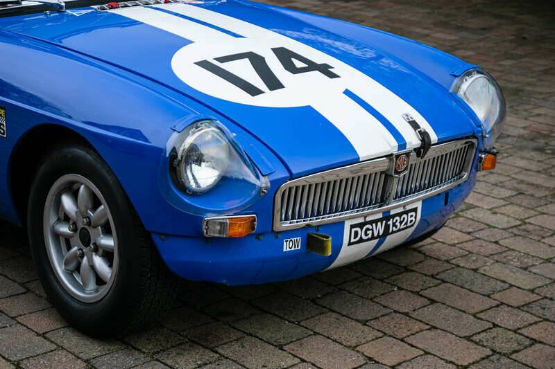 Image 8/45 of MG MGB GT (1964)