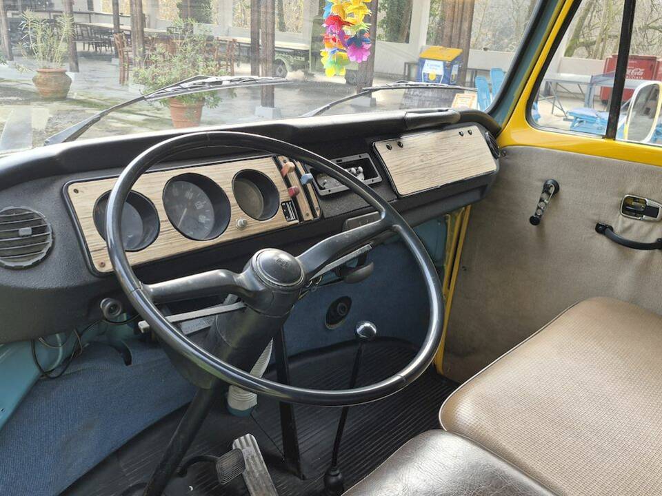 Bild 27/50 von Volkswagen T2b Kastenwagen (1976)
