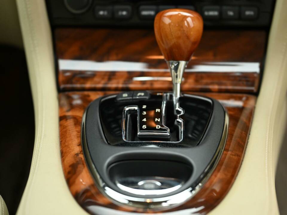 Image 32/50 of Jaguar XJ 8 4.2 (2007)