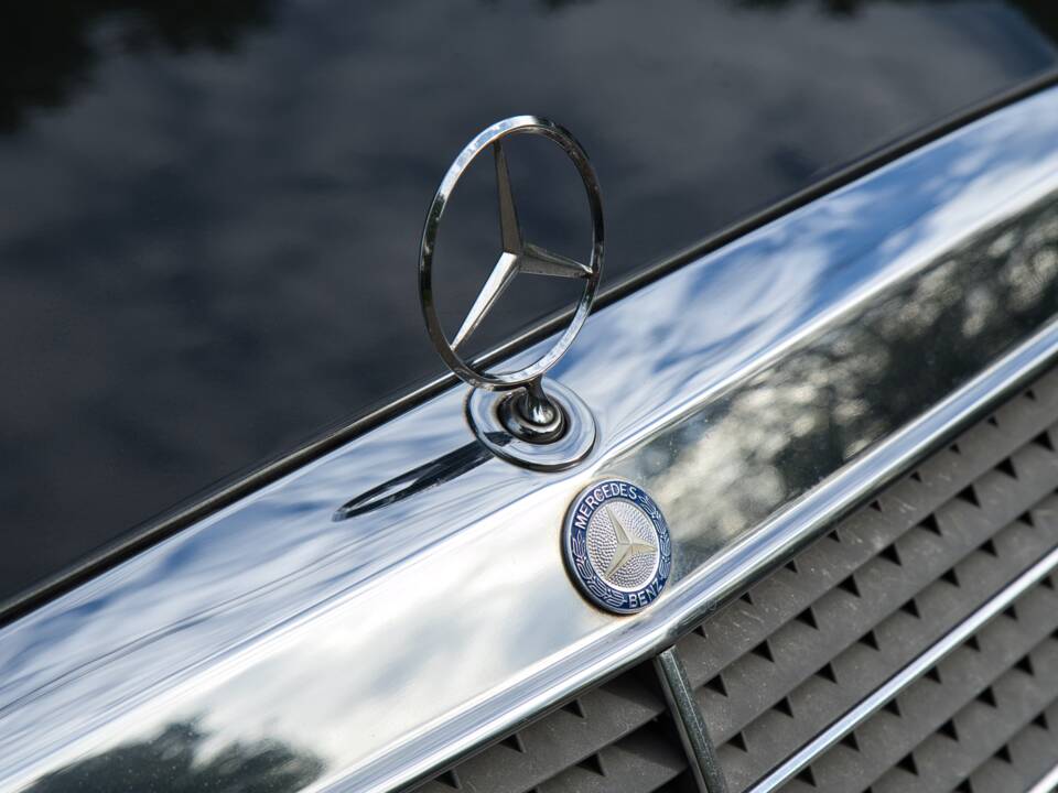 Image 18/63 of Mercedes-Benz 220 E (1993)