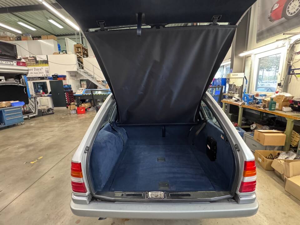 Bild 23/49 von Mercedes-Benz E 320 T (1993)