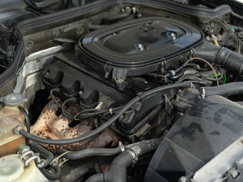 Image 46/48 of Mercedes-Benz 200 CE (1990)