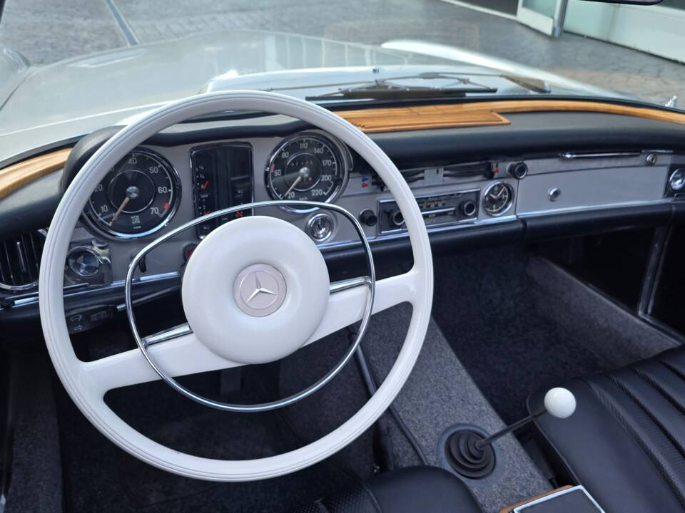 Image 4/26 de Mercedes-Benz 280 SL (1970)