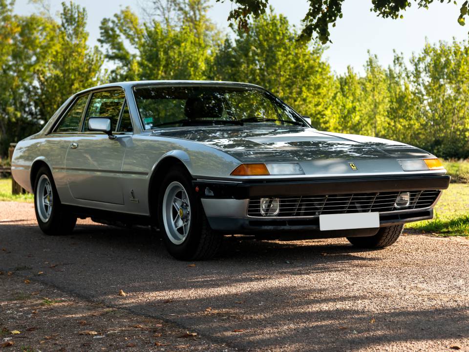 Image 18/32 of Ferrari 400 GT (1977)