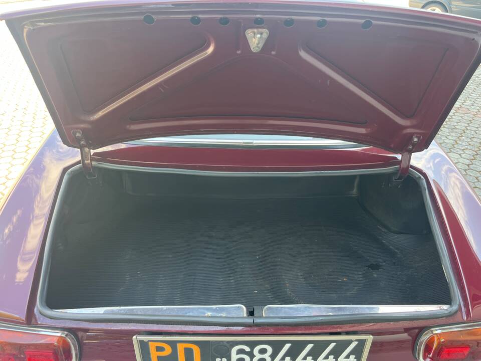 Image 16/17 de Alfa Romeo Giulia GT 1300 Junior (1972)