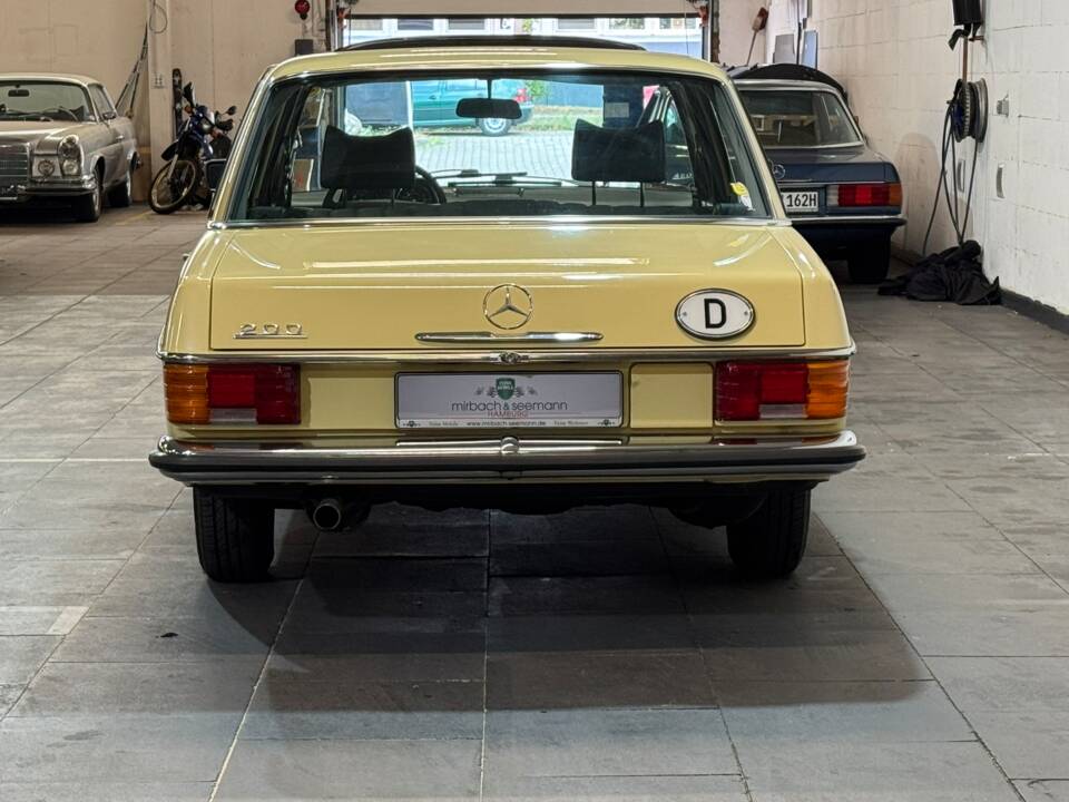 Immagine 4/35 di Mercedes-Benz 200 (1975)