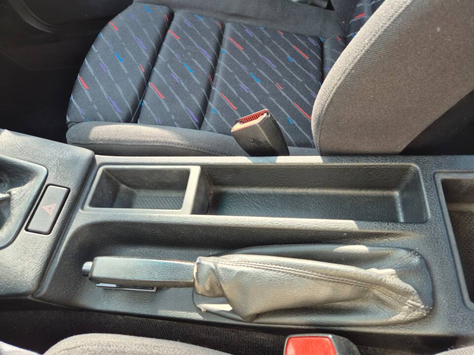 Image 36/49 of BMW 318is "Class II" (1994)