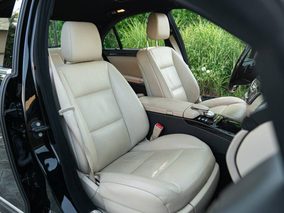 Immagine 28/50 di Mercedes-Benz S 350 CDI BlueEFFICIENCY L (2011)
