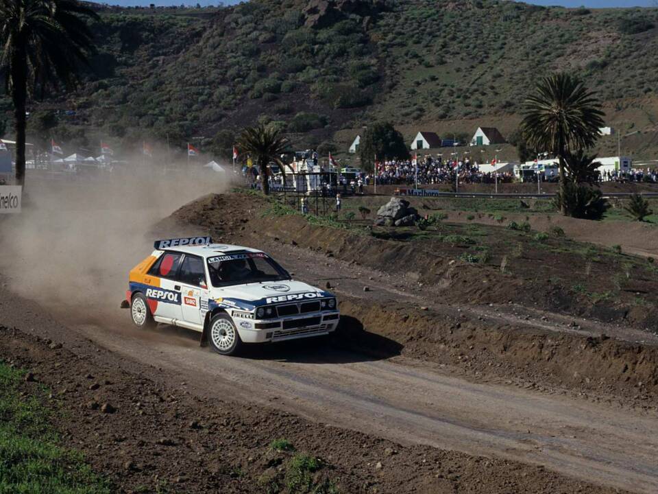 Image 24/28 of Lancia Delta HF Integrale Evoluzione I (1991)