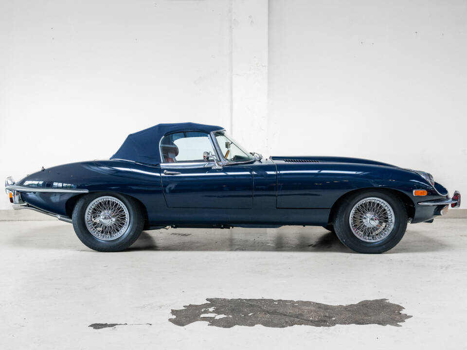 Image 4/36 of Jaguar E-Type (1969)
