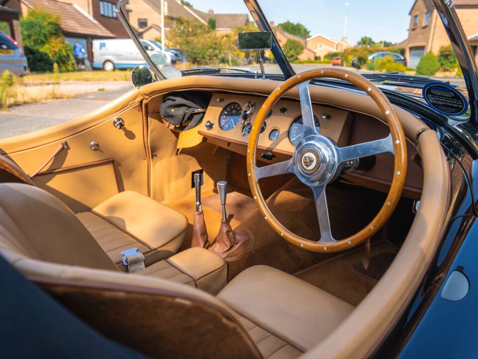 Image 38/50 of Jaguar XK 120 OTS (1952)