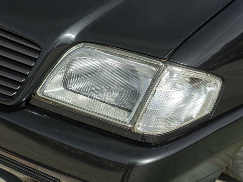 Image 11/50 of Mercedes-Benz 300 SL (1990)