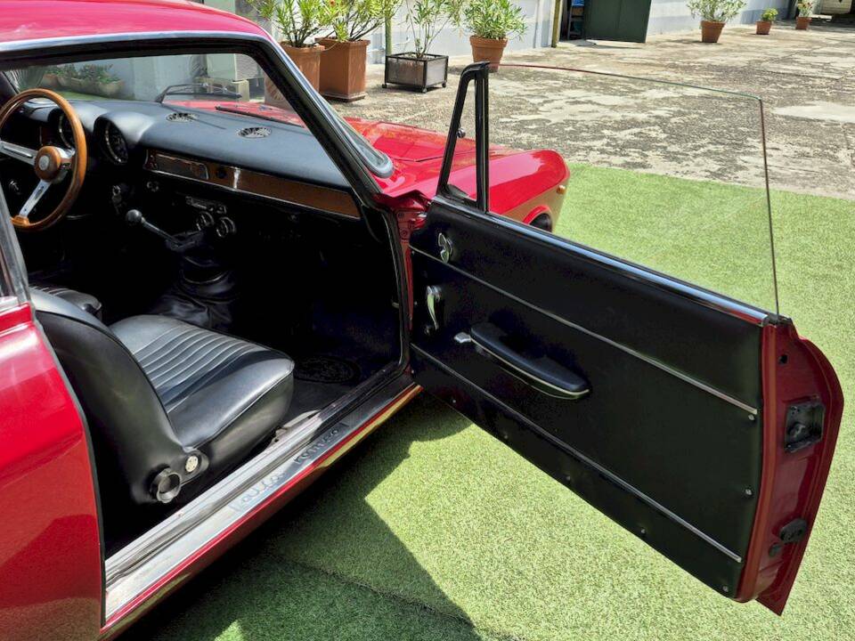 Image 28/50 de Alfa Romeo Giulia GT 1300 Junior (1971)