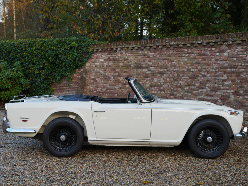 Image 13/50 of Triumph TR 250 (1968)