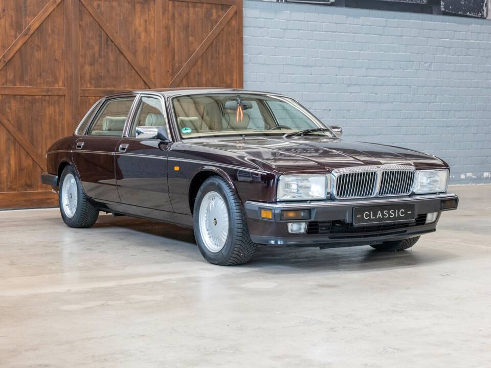 Image 1/30 of Jaguar XJ12 6.0 (1994)