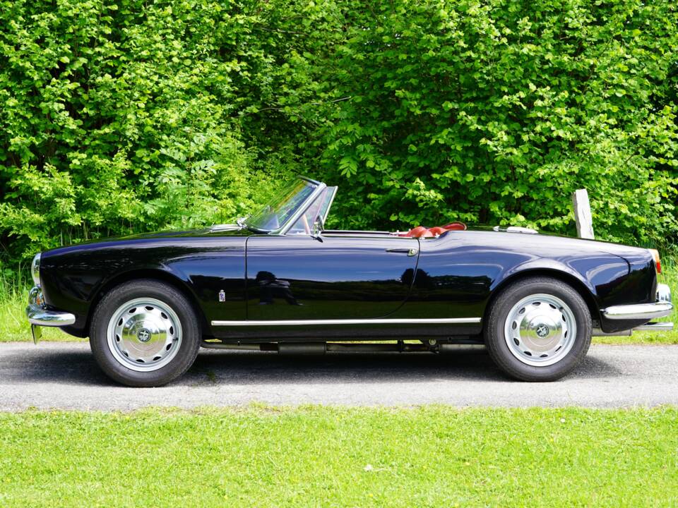 Image 6/10 of Alfa Romeo Giulia 1600 Spider (1962)