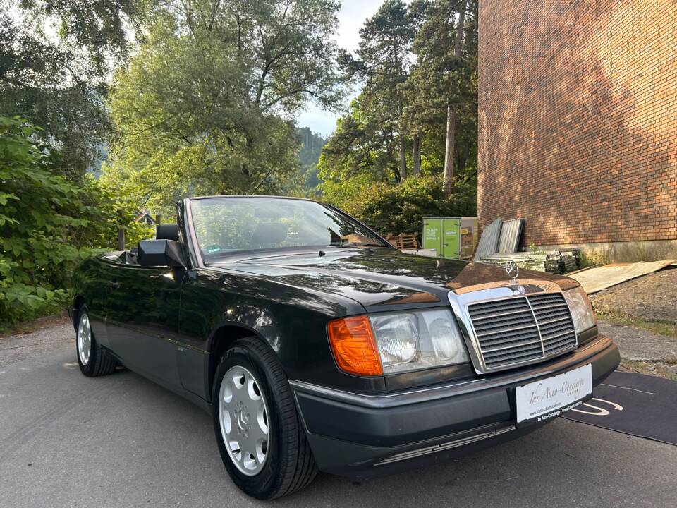 Image 3/47 of Mercedes-Benz 300 CE-24 (1992)