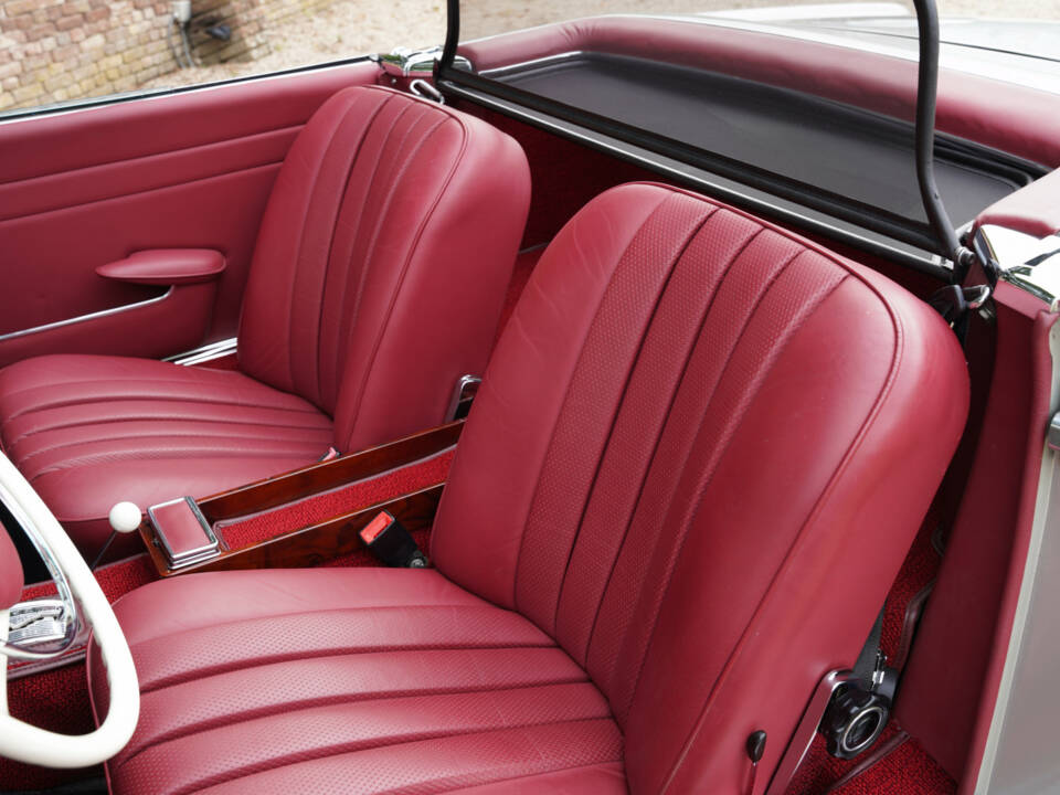 Image 38/50 of Mercedes-Benz 280 SL (1969)