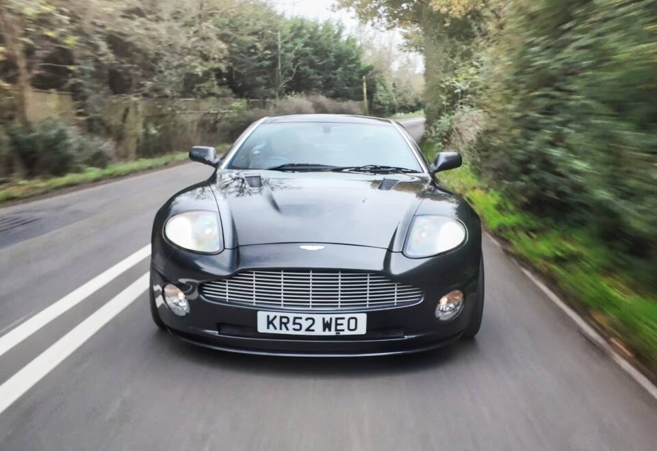 Image 6/19 of Aston Martin V12 Vanquish (2002)