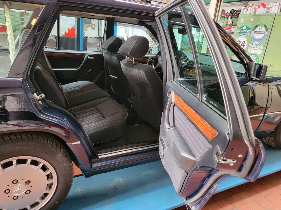 Image 30/47 of Mercedes-Benz 220 TE (1993)