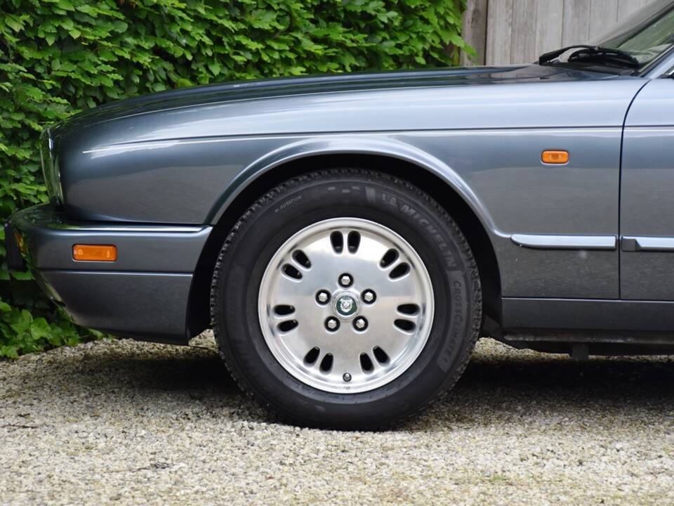 Image 16/40 of Jaguar XJ 6 4.0 Sovereign (1995)
